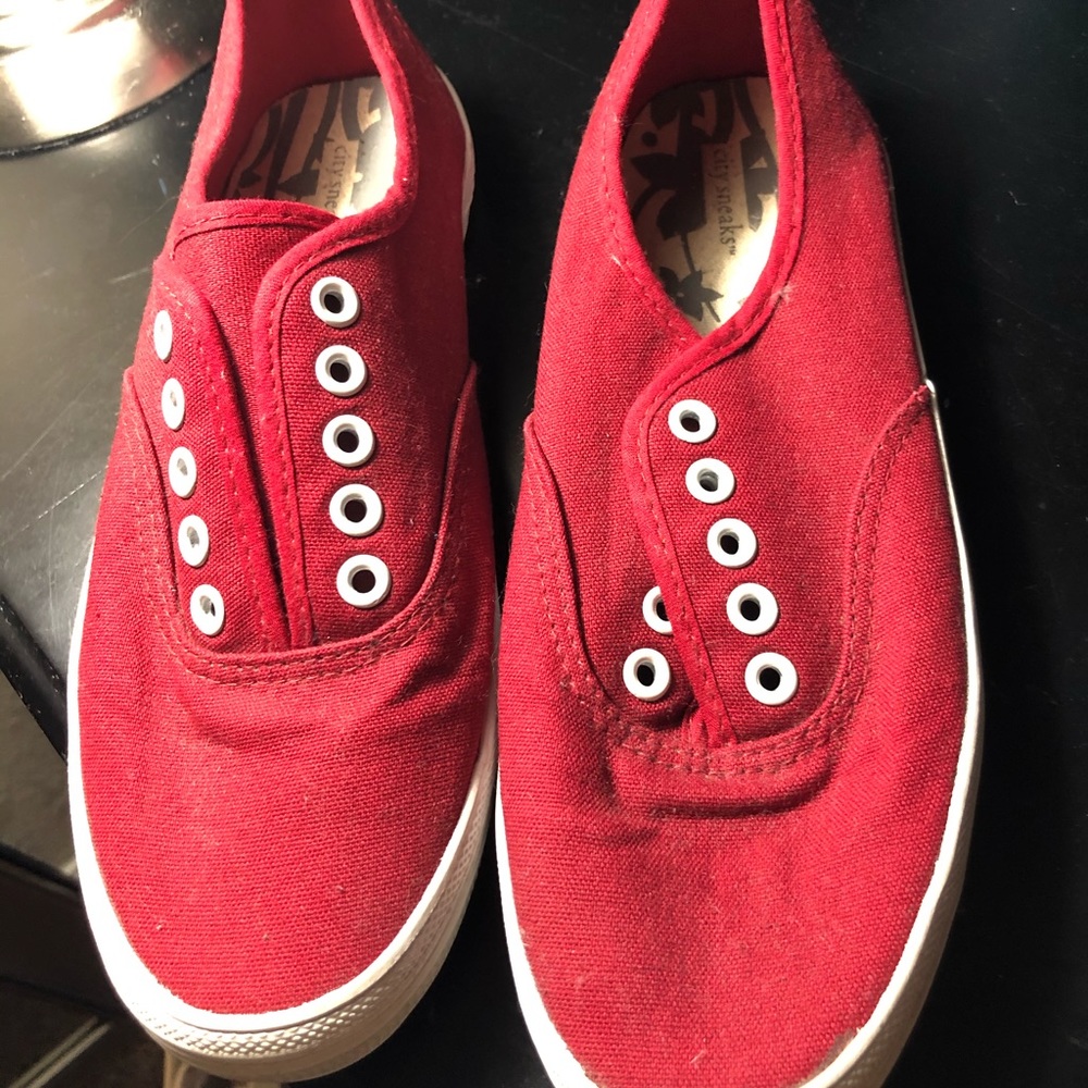 Maroon tennis shoes